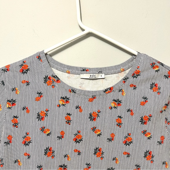 🔥 ASOS blue white striped red floral ruffle hem peplum short sleeve top - Picture 3 of 16